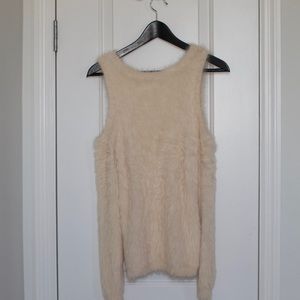 Hollister Fluffy Cold Shoulder Top (m)